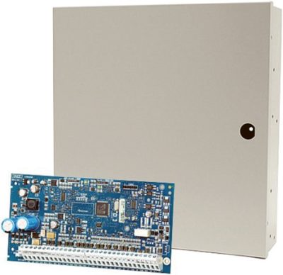 DSC NEO HS2064NKE riasztóközpont fémdobozban.